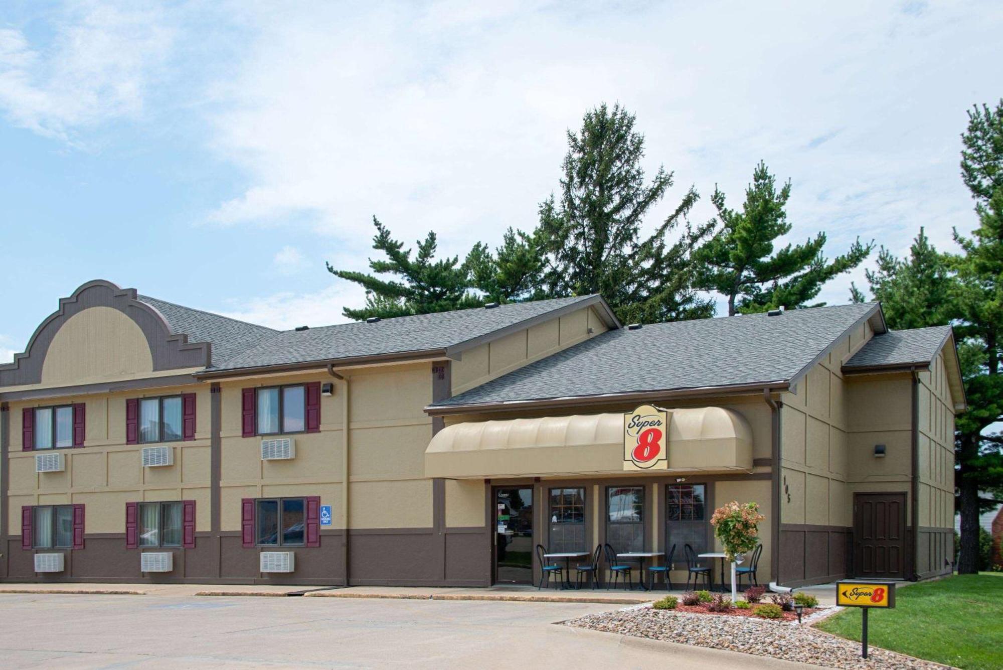 Super 8 By Wyndham Pella Motel Exterior photo
