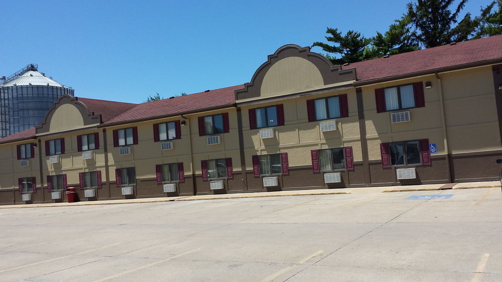 Super 8 By Wyndham Pella Motel Exterior photo