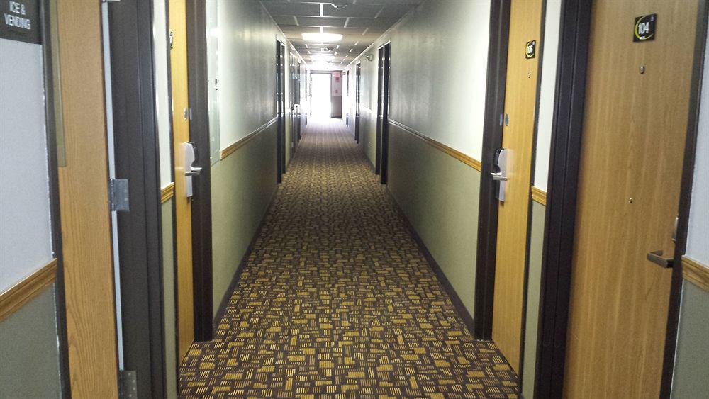 Super 8 By Wyndham Pella Motel Exterior photo